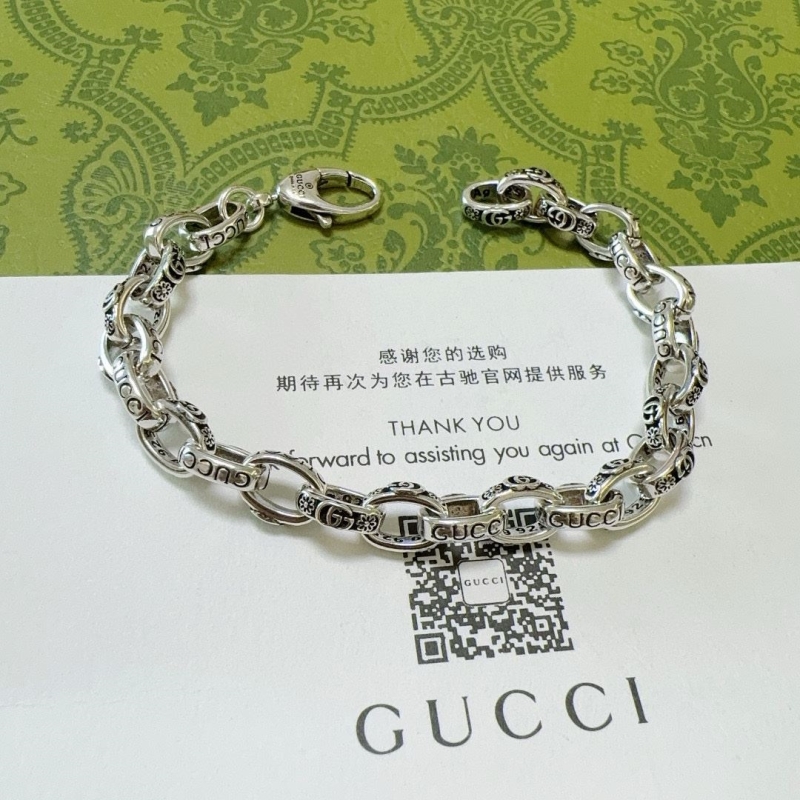G*u*i bracelets